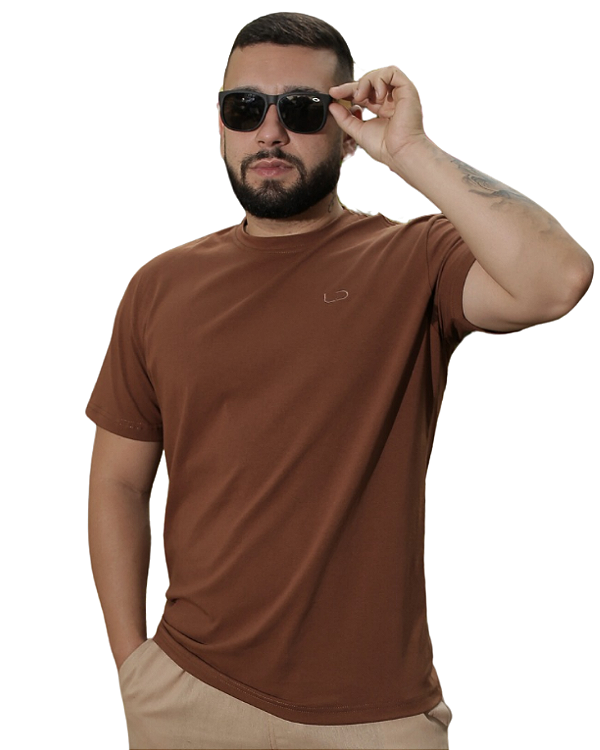 CAMISETA PREMIUM COM LOGO BORDADO