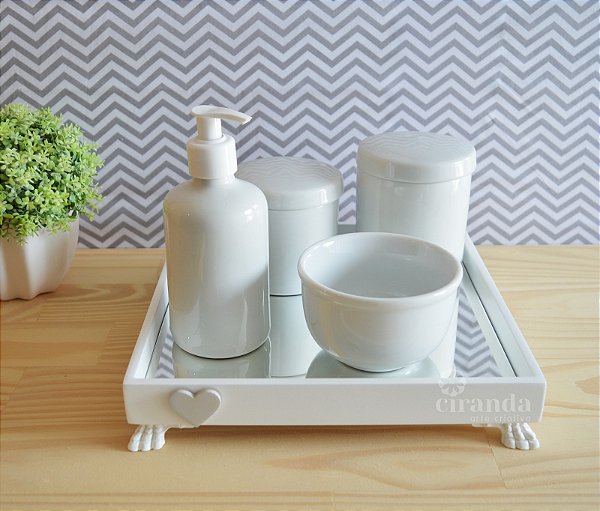 Kit Higiene Bandeja Porcelana Bebe Decoração Unissex Coração + Barato