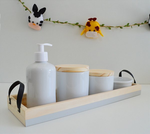 Kit Higiene Bandeja Pinus M + Porcelanas Faixa C/alça Moderna