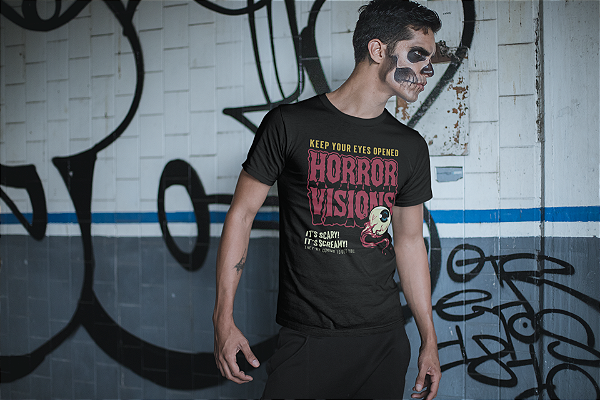Camiseta Classic Halloween com Estampa de Terror e Frase “Keep Your Eyes Opened”