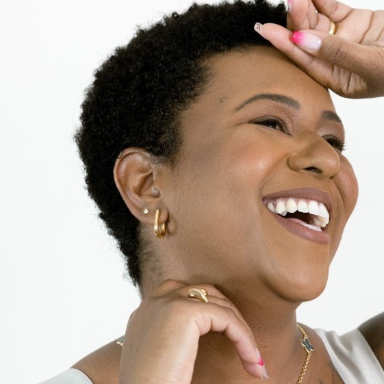 ARGOLA LISA FORMATO DE U SEMIJOIA COM BANHO DE OURO 18K