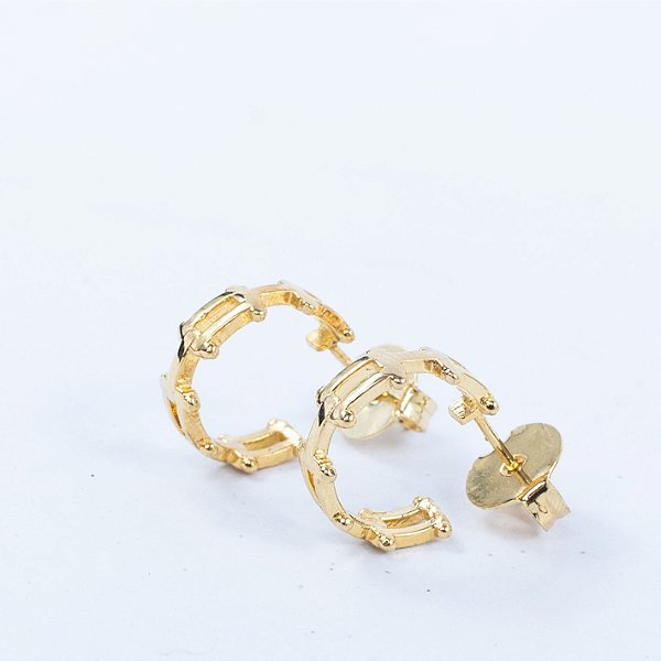 MEIA ARGOLA FORMATO CORRENTE SEMIJOIA COM BANHO DE OURO 18K