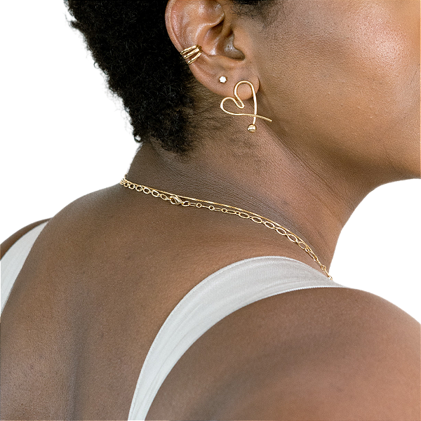 BRINCO DE CORAÇÃO CONTORNADO - DETALHE DE BOLA EM UMA PONTA