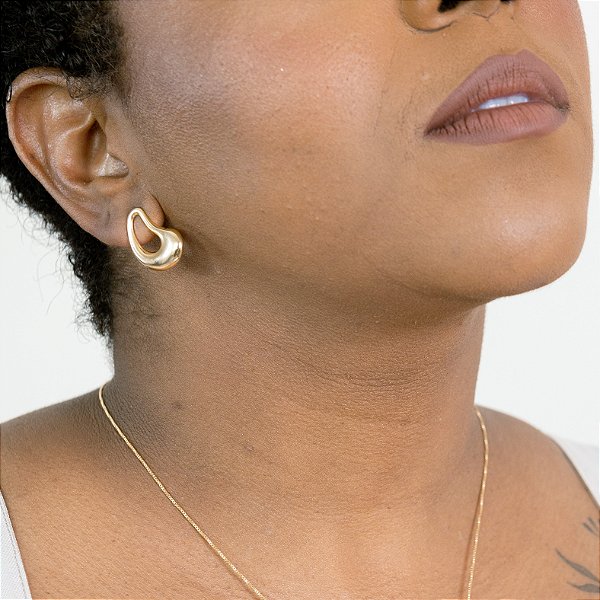 BRINCO ORGÂNICO LISO SEMIJOIA COM BANHO DE OURO 18K