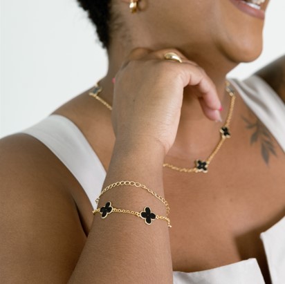 PULSEIRA TREVOS VIRGÍNIA RESINA PRETA SEMIJOIA BANHO COM DE OURO 18K