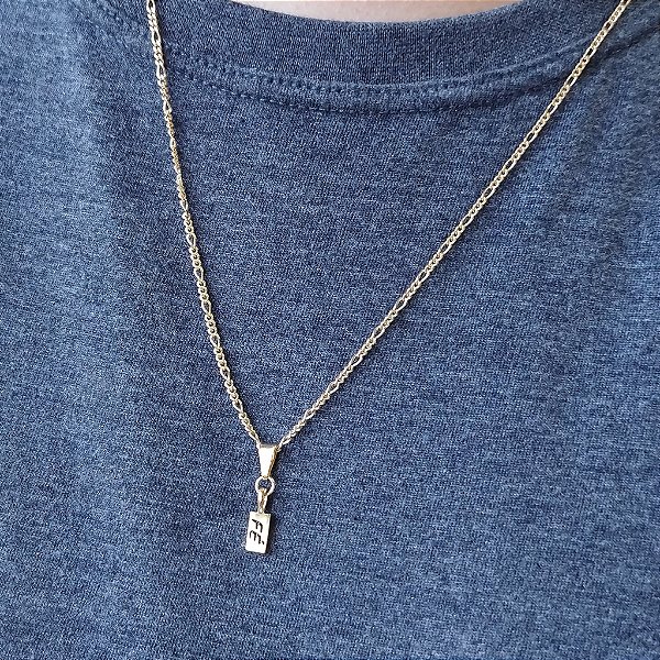 SOMENTE PINGENTE PLACA ESCRITA FÉ COM BANHO DE OURO 18K - 02cm x 0,4cm