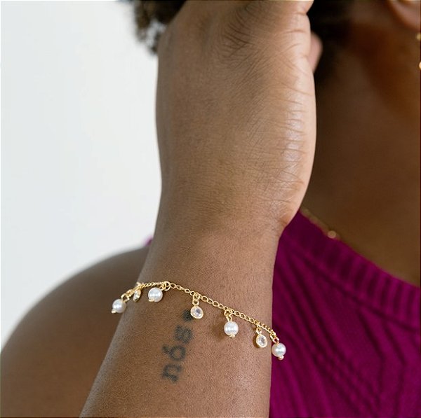 PULSEIRA DE PÉROLAS E ZIRCÔNIAS SEMIJOIA COM BANHO DE OURO 18K