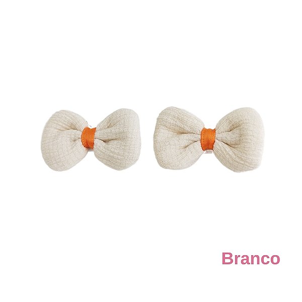 PAR DE LAÇOS MODELO BICO DE PATO - DETALHE DE CETIM