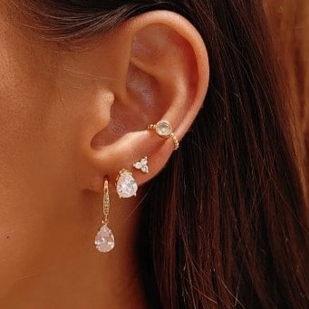 BRINCO GANCHO COM GOTA DE ZIRCÔNIAS SEMIJOIA COM BANHO DE OURO 18K