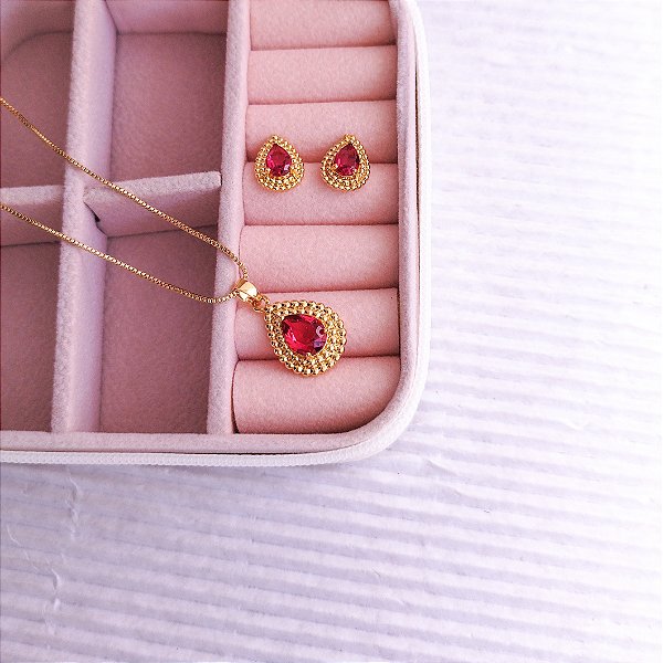 CONJUNTO COLAR E BRINCO FORMATO DE GOTA COM ZIRCÔNIA VERMELHA BANHO DE OURO 18K