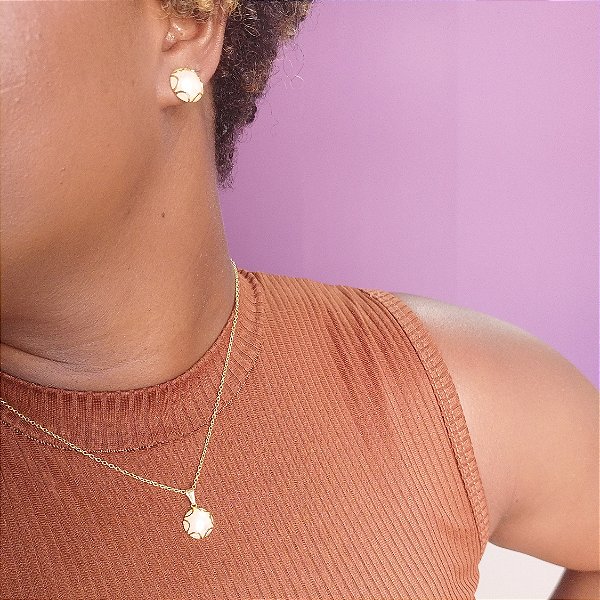 CONJUNTO COLAR E BRINCO MEIA PÉROLA SEMIJOIA COM BANHO DE OURO 18K