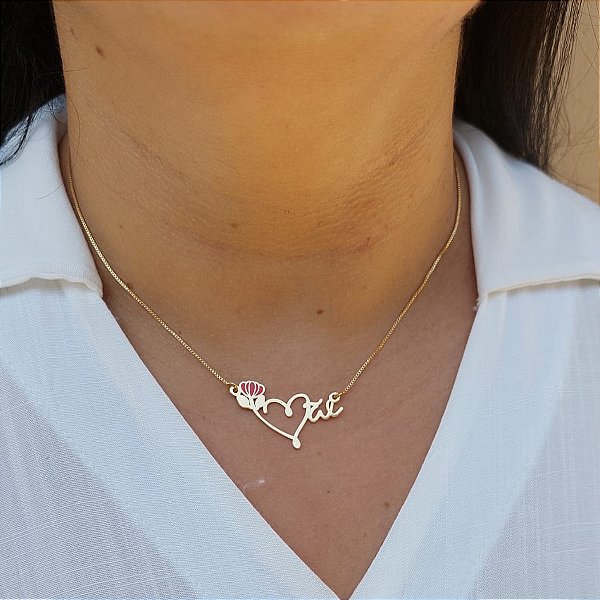 COLAR PERSONALIZADO CORAÇÃO COM PALAVRA MÃE E ROSA SEMIJOIA BANHO DE OURO 18K