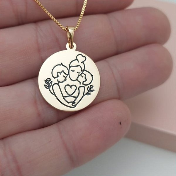 COLAR PERSONALIZADO MEDALHA COM DESENHO DE MÃE E FILHOS SEMIJOIA BANHO DE OURO 18K