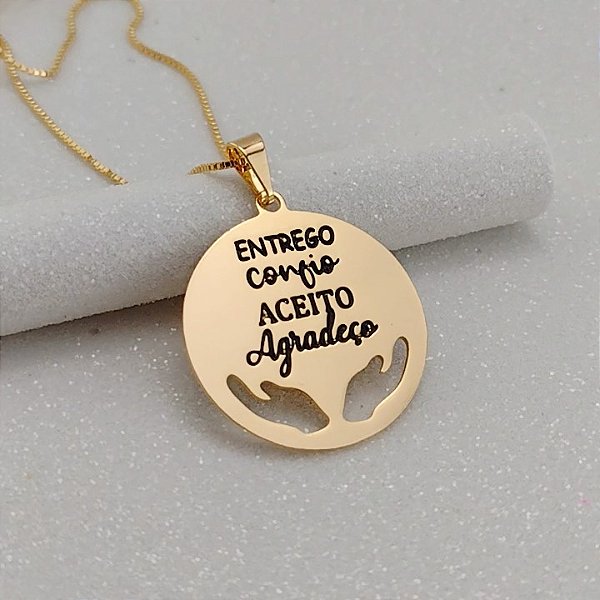 COLAR PERSONALIZADO MEDALHA COM FRASE RELIGIOSA CURTA E MÃOS DE BENÇÃOS SEMIJOIA BANHO DE OURO 18K