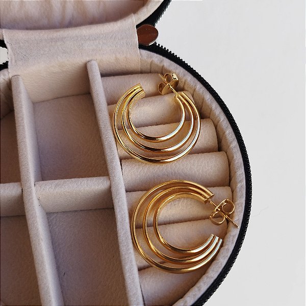 BRINCO DE MEIA ARGOLA TRIPLA SEMIJOIA COM BANHO DE OURO 18K