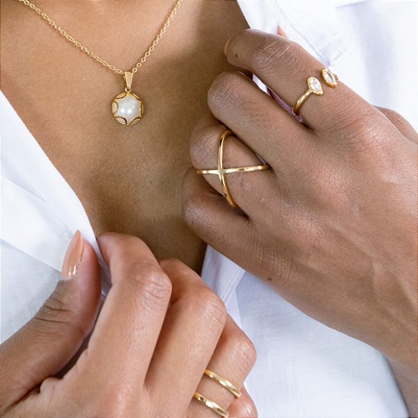 ANEL REGULÁVEL COM DUAS PEDRAS DE ZIRCÔNIAS MODELO NAVETE SEMIJOIA