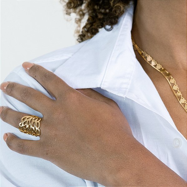 ANEL GRANDE COM DETALHES VAZADOS SEMIJOIA COM BANHO DE OURO 18K