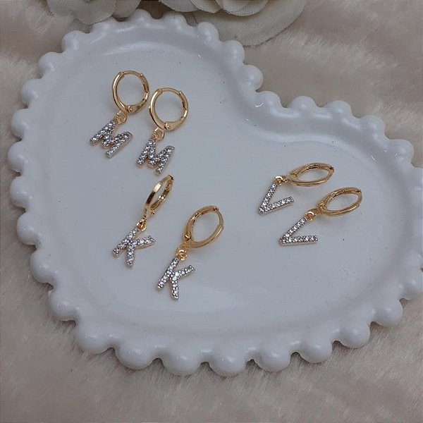 BRINCO DE ARGOLA PERSONALIZADO COM INICIAL DO NOME CRAVEJADO DE ZIRCÔNIAS SEMIJOIA BANHO DE OURO 18K