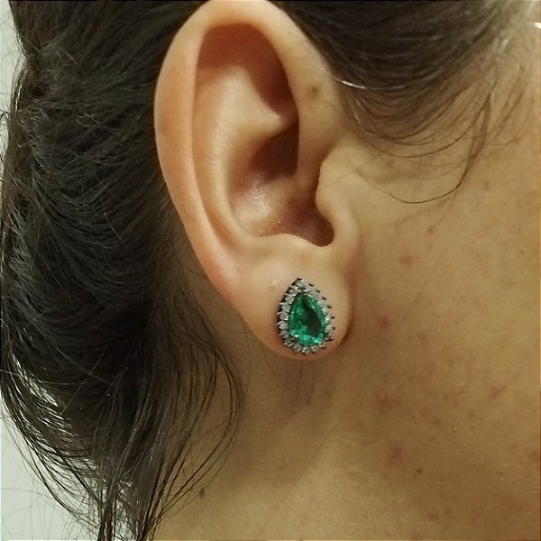 BRINCO RÓDIO NEGRO ZIRCÔNIA VERDE FORMATO GOTA SEMIJOIA