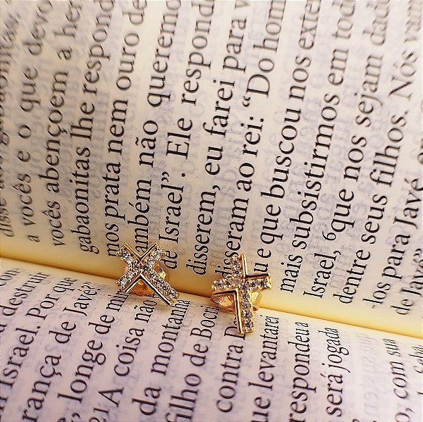 BRINCO DE CRUZ COM ZIRCÔNIAS SEMIJOIA COM BANHO DE OURO 18K