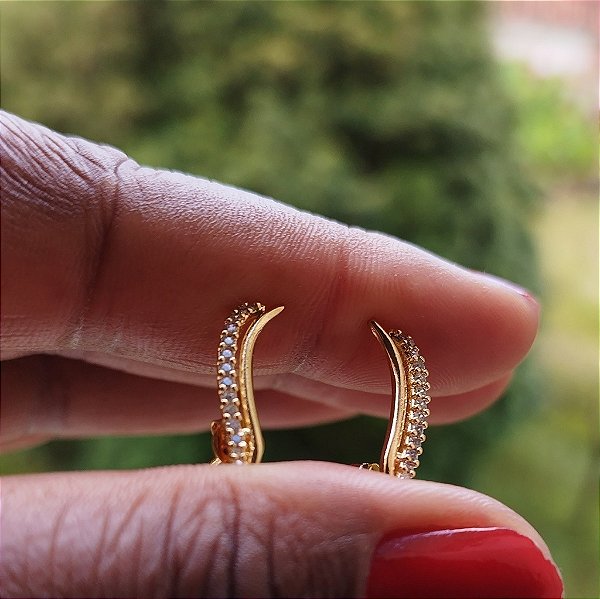 BRINCO PEQUENO COM DETALHES DE ZIRCÔNIAS SEMIJOIA COM BANHO DE OURO 18K