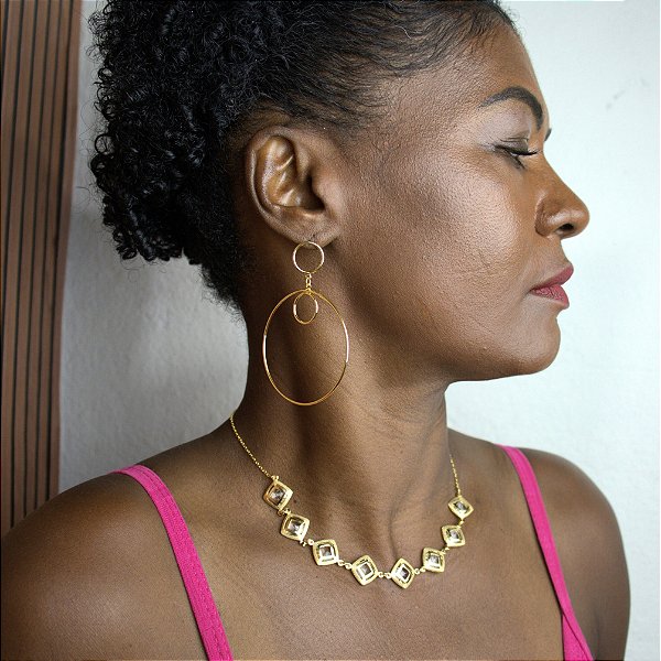 BRINCO GRANDE COM ARGOLA DUPLA VAZADA SEMIJOIA COM BANHO DE OURO 18K