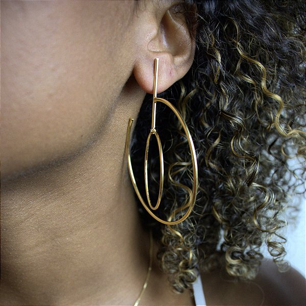 BRINCO GRANDE COM ARGOLA DUPLA SEMIJOIA COM BANHO DE OURO 18K