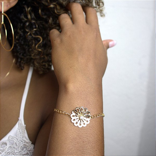 PULSEIRA COM PINGENTE DE FLOR SEMIJOIA COM BANHO DE OURO 18K