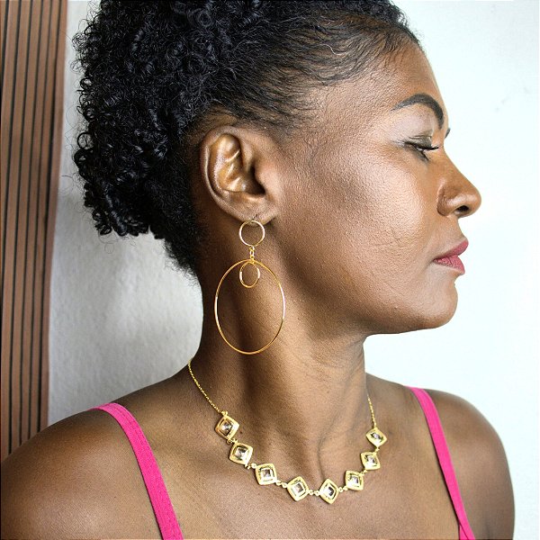 COLAR LOSANGO COM ZIRCÔNIAS SEMIJOIA COM BANHO DE OURO 18K