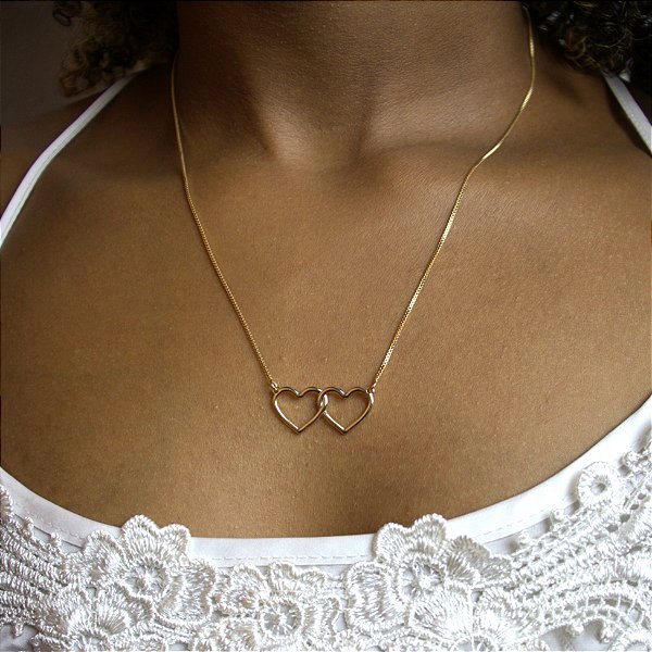 COLAR COM DOIS CORAÇÕES SEMIJOIA COM BANHO DE OURO 18K