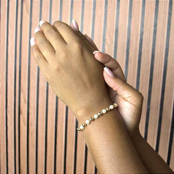 PULSEIRA COM BOLINHAS E PÉROLA SEMIJOIA COM BANHO DE OURO 18K