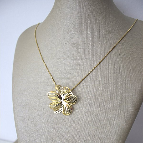 COLAR DE FLOR GRANDE VAZADA SOFISTICADA NO BANHO DE OURO 18K