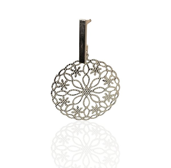 Brinco flor maori banhado prata