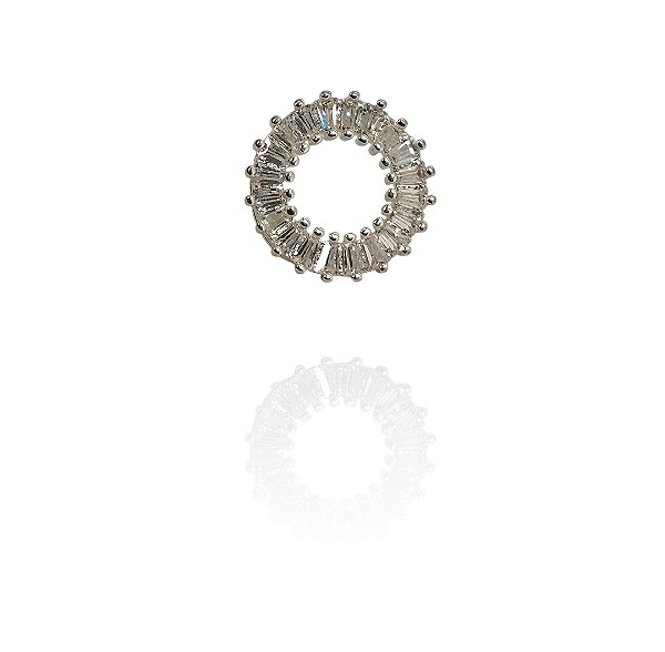 Brinco círculo largo com zircônias cristal banhado prata