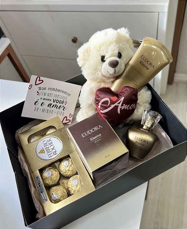 Kit Dia dos Namorados Kiss Me Delicious: Colônia + Loção Corporal + Ferrero Rocher + Pelucia