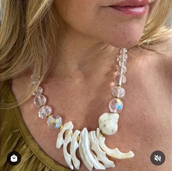Colar Curto Cristais e Madrepérolas.