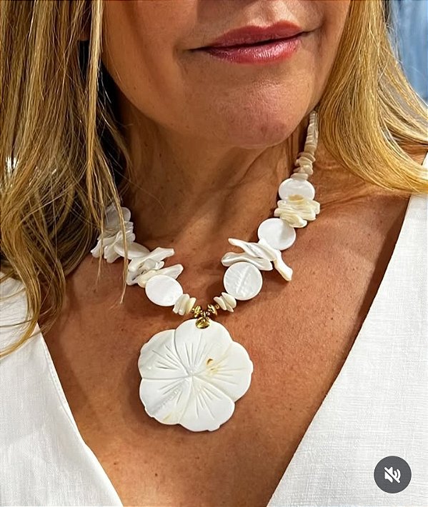 Colar Curto Flor Madrepérola.