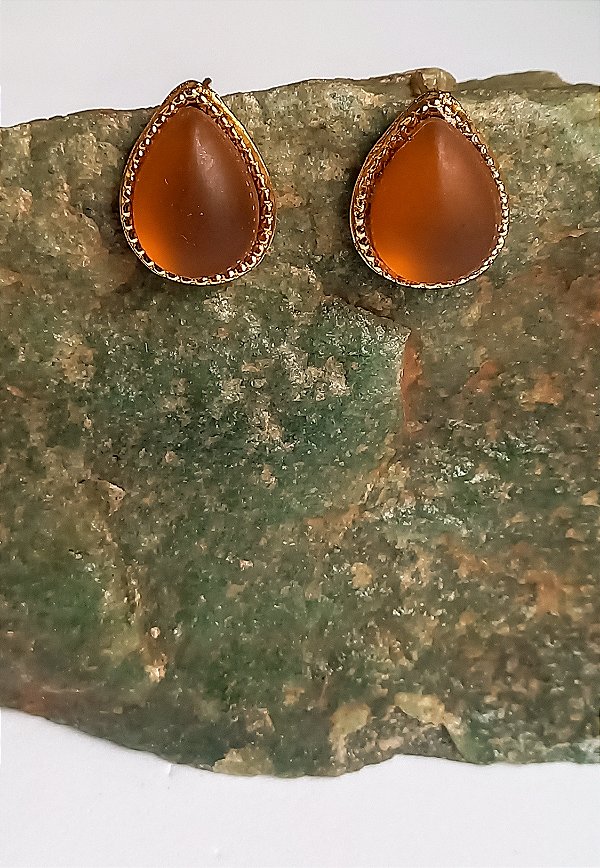 Brinco Gota Fosca Caramelo.