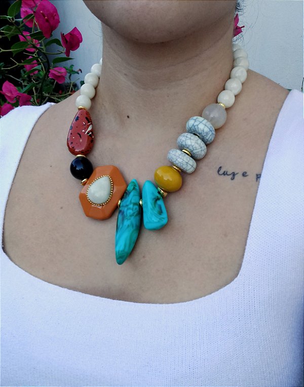 Maxi Colar Resinas Nude e Cores.