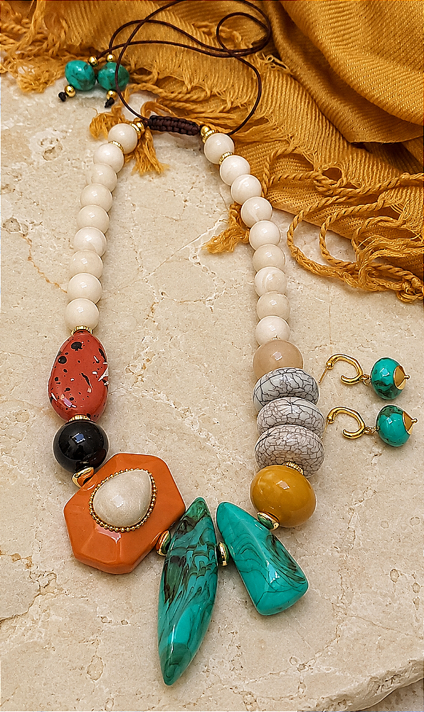 Maxi Colar Resinas Nude e Cores.