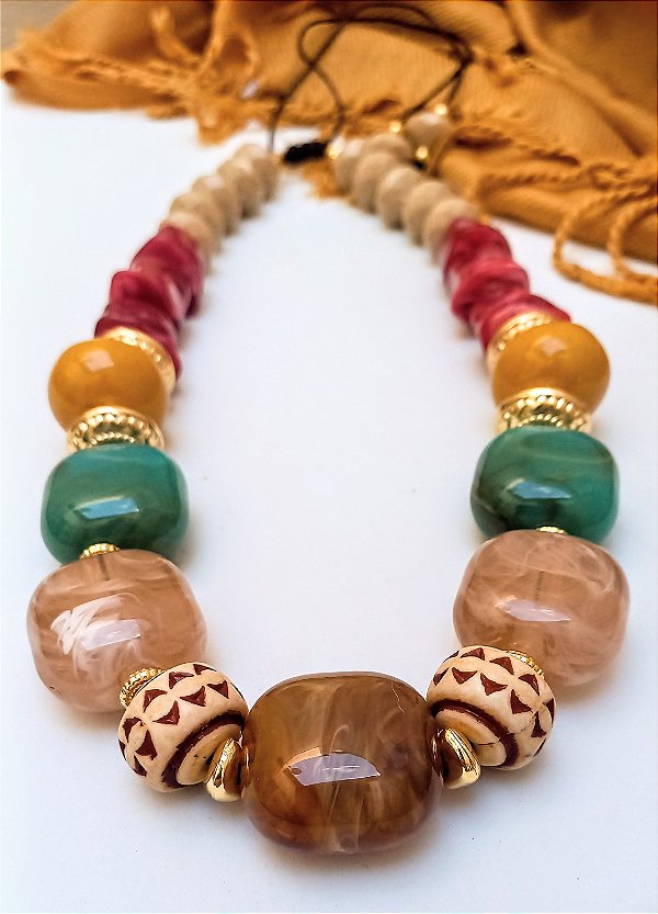 Colar Curto Resinas Terra Fértil.