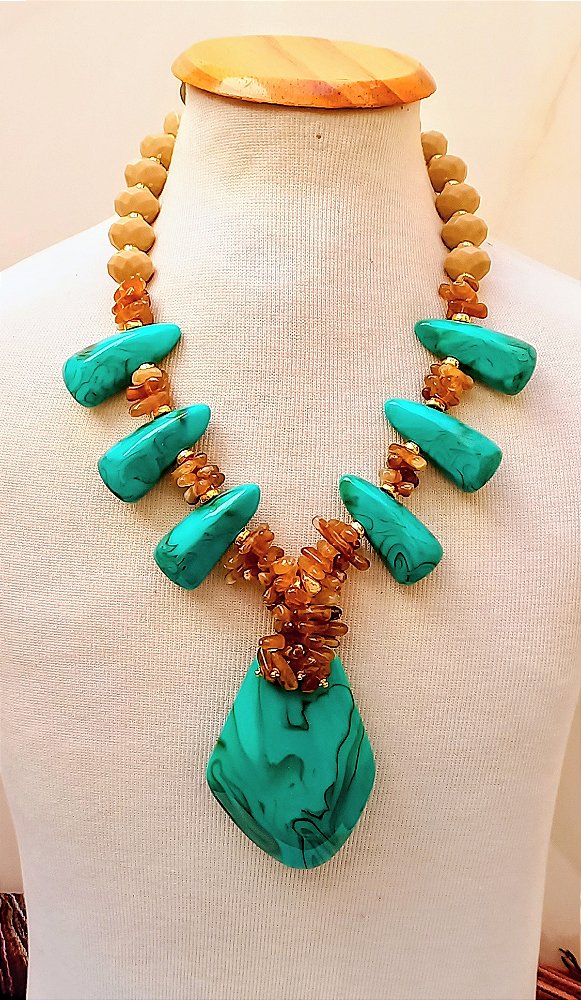 Maxi Colar Curto Turquesa e Nude.