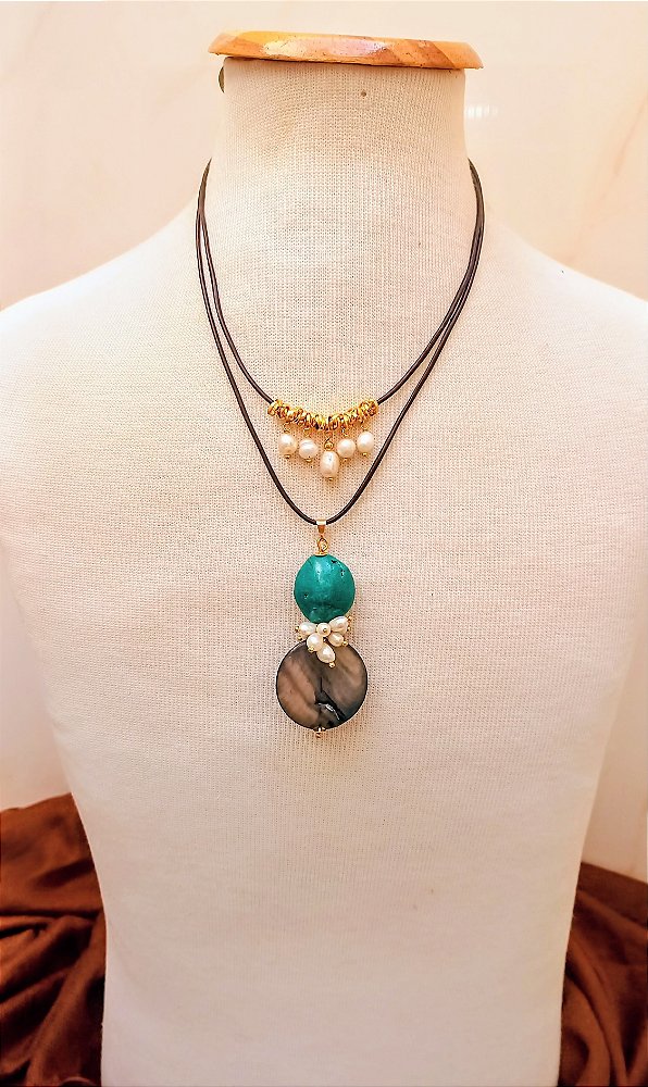 Colar Curto Duas Voltas Couro.