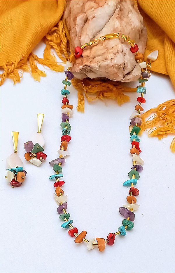 Colar Curto Cascalhos Coloridos.