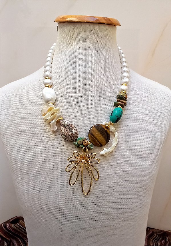 Colar Curto Flor Orgânica e Pedras.