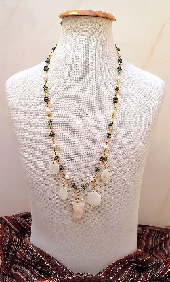 Colar Longo Madrepérolas e Amazonitas.