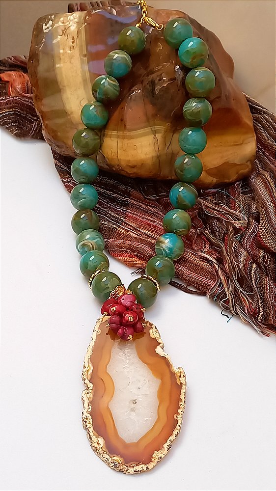 Colar Curto Ágata e Esferas Grandes.