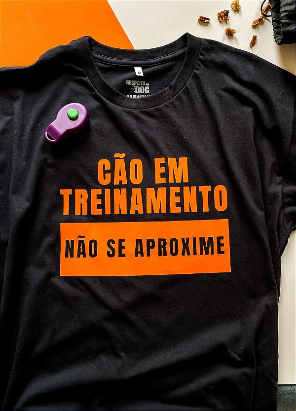 Camiseta "CÃO EM TREINAMENTO – NÃO SE APROXIME" (modelagem tradicional)