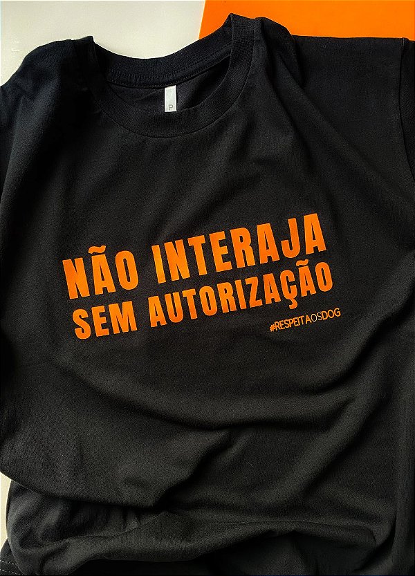 Camiseta “NÃO INTERAJA SEM AUTORIZAÇÃO” (modelagem tradicional)