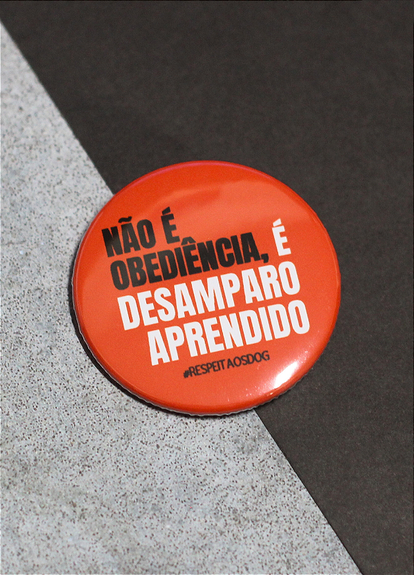 Bottom 4,5 cm - "NÃO É OBEDIÊNCIA, É DESAMPARO APRENDIDO"